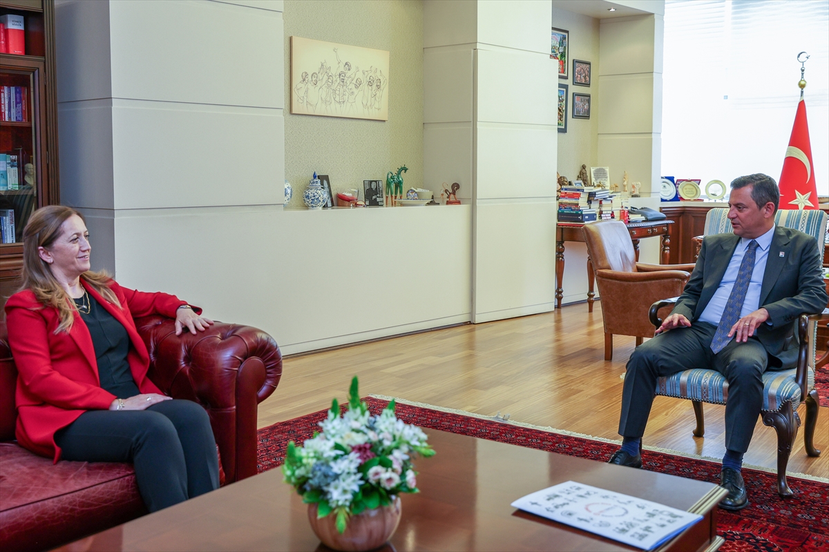CHP Genel Başkanı Özel, DİSK Başkanı Çerkezoğlu'yla bir araya geldi