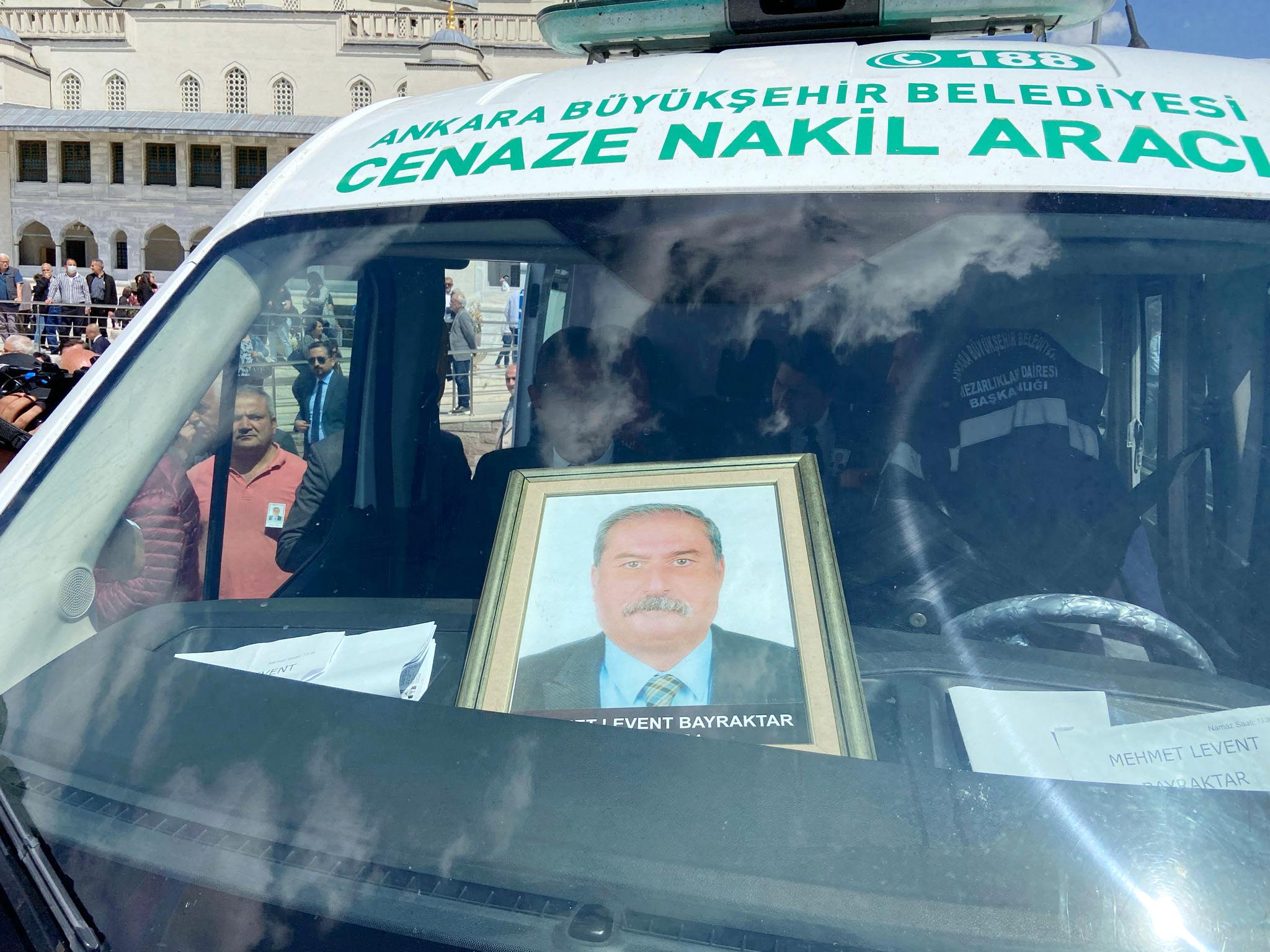 Özgür Özel, CHP Grup Müdürü Bayraktar'ın cenazesine katıldı