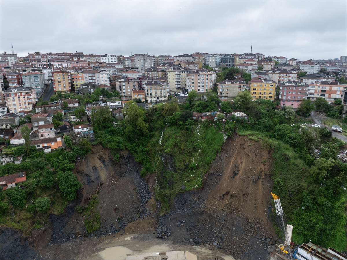 Gaziosmanpaşa'da toprak kayması: 30 ev tahliye edildi