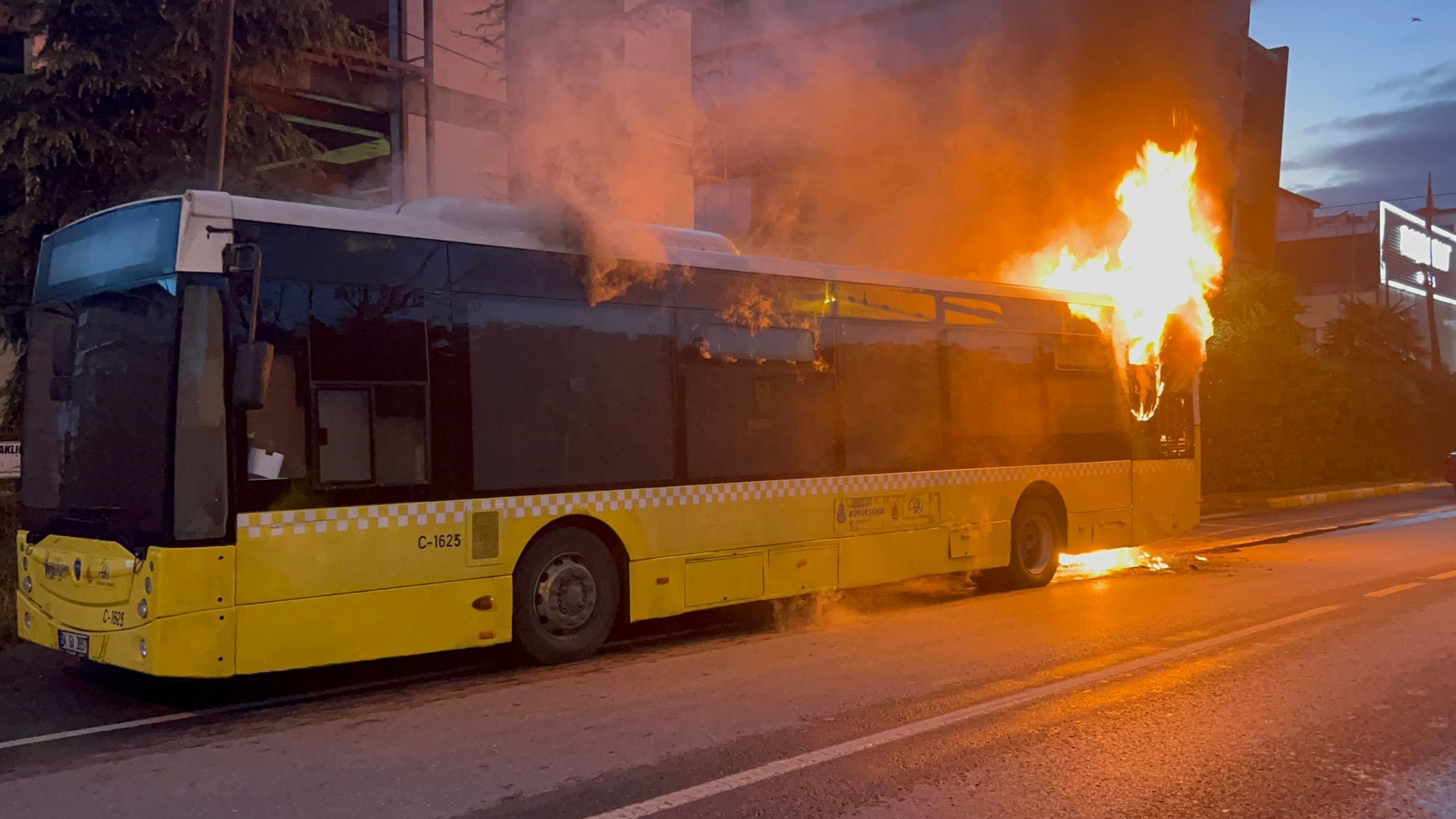 Sultanbeyli’de İETT otobüsü alev alev yandı