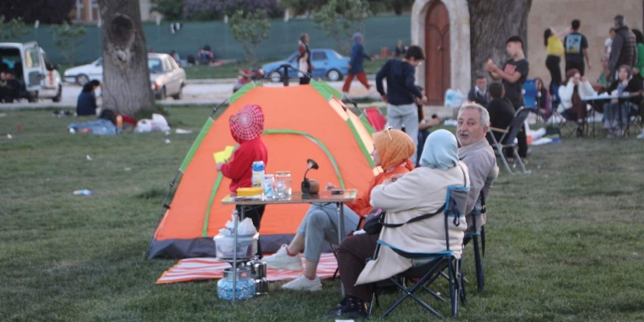 Tokatlılar, 4.1 büyüklüğündeki depremin ardından parkta çadır kurdu