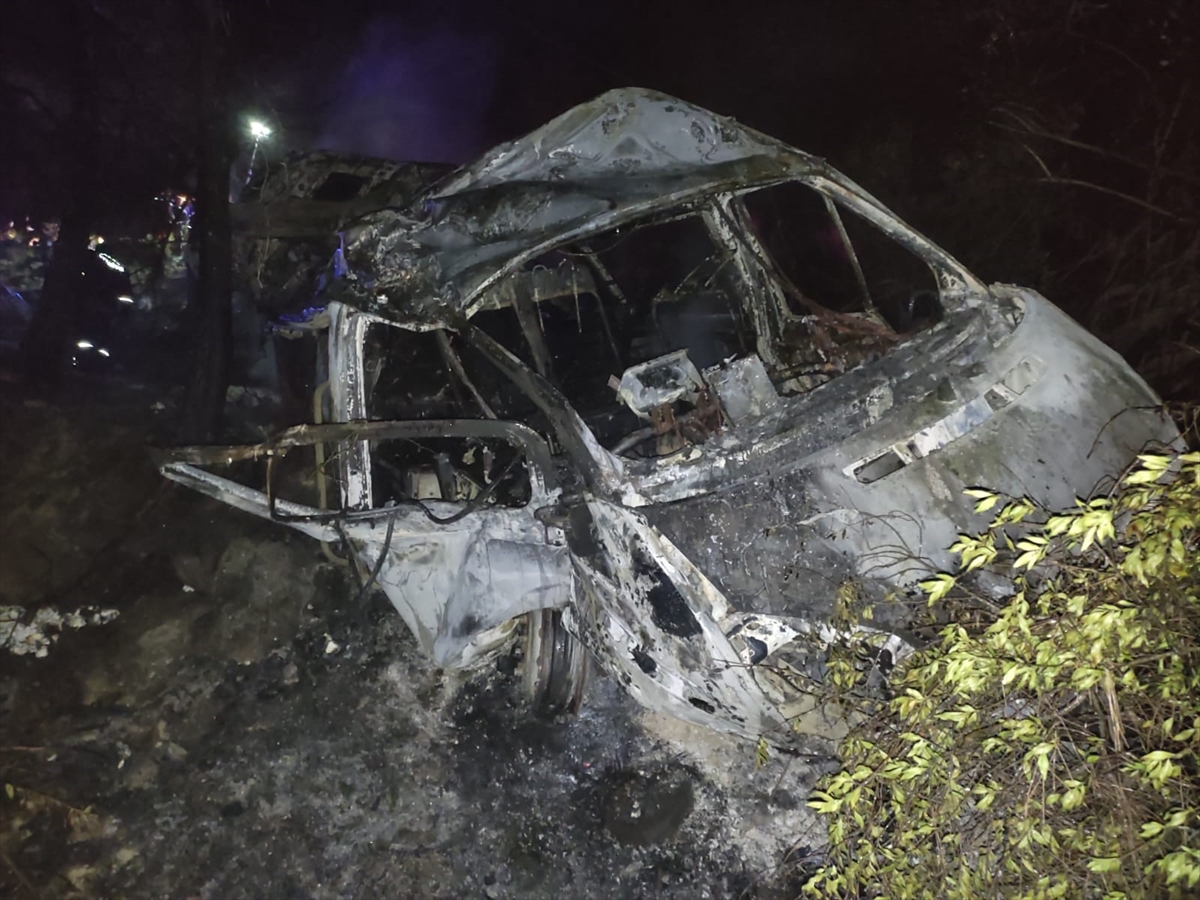 Adana'da uçuruma düşen tarım işçisi taşıyan minibüs yandı: 3 ölü