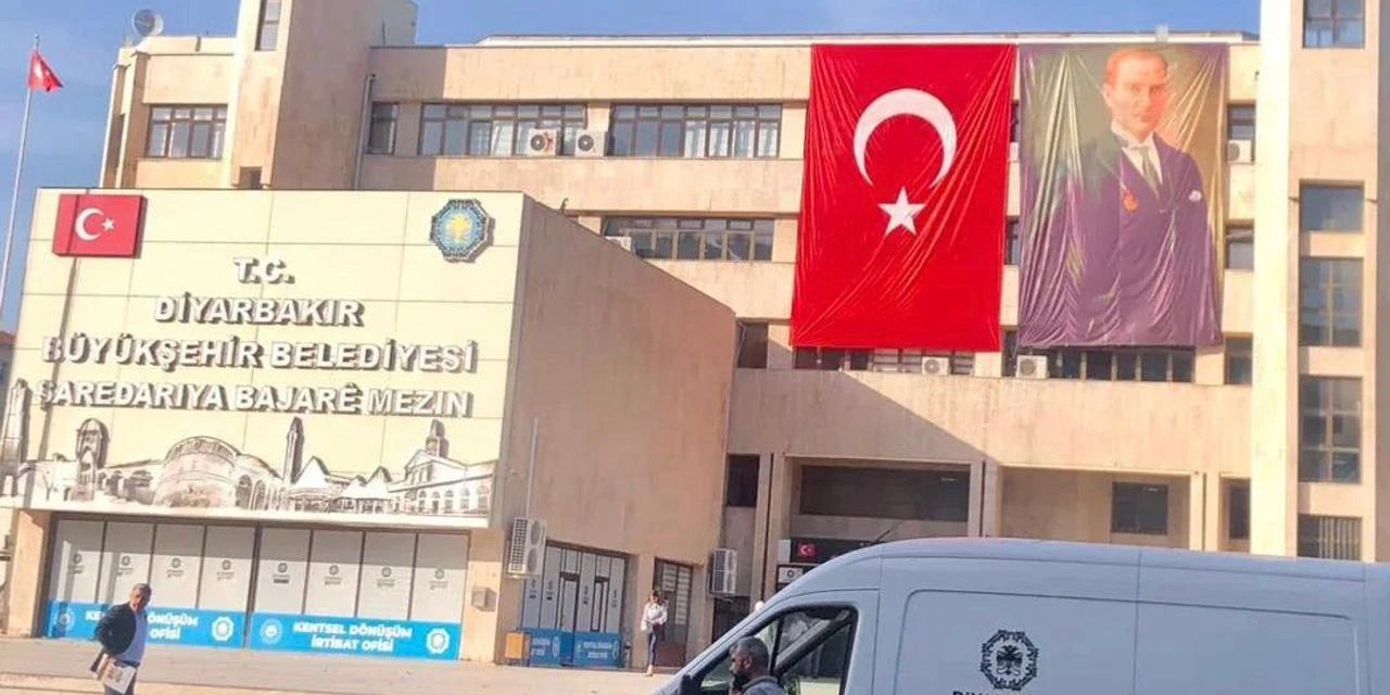 Diyarbakır'da, Belediye'ye  bayrak ve Atatürk fotoğrafı