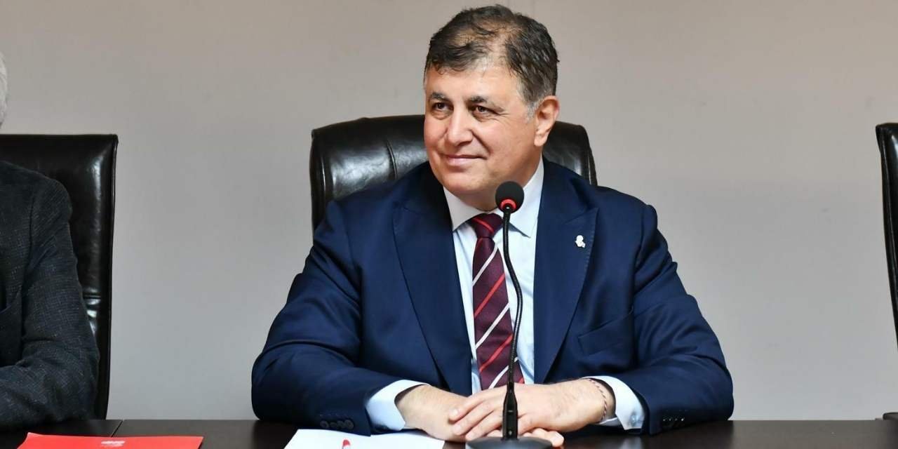 İzmir'de yeni başkan Cemil Tugay, 5 üst düzey yöneticiyi görevden aldı
