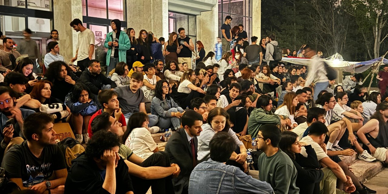 ODTÜ'de öğrenciler gece nöbetinde: Rektörlük binası önünde çadır kurdular