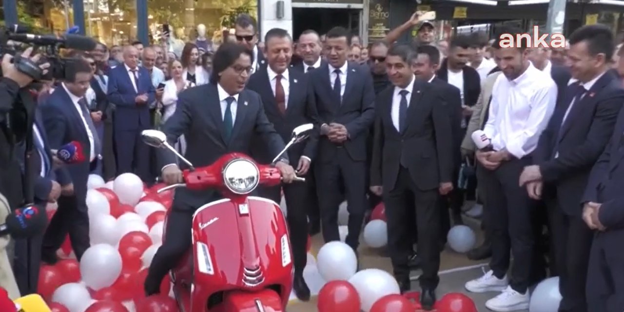 Özgür Özel, Denizli Belediye başkanına verdiği sözü tuttu: Kırmızı bir motosiklet hediye etti
