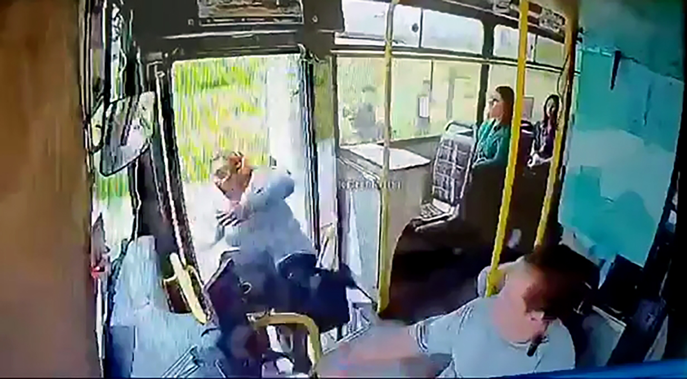 Seyir halindeyken kapısı açık halk otobüsünden düşen kadın entübe edildi, şoför serbest