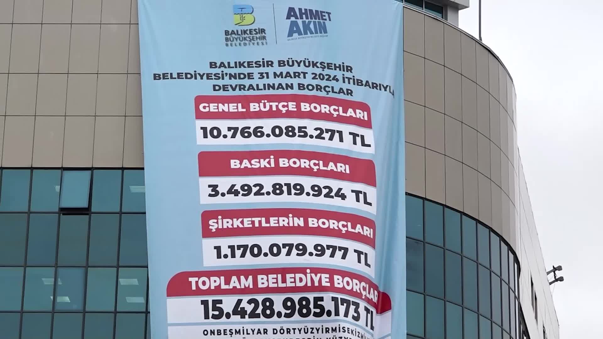 Balıkesir Belediyesi'nin 15 milyar 428 milyon 985 bin liralık borcu binaya asıldı