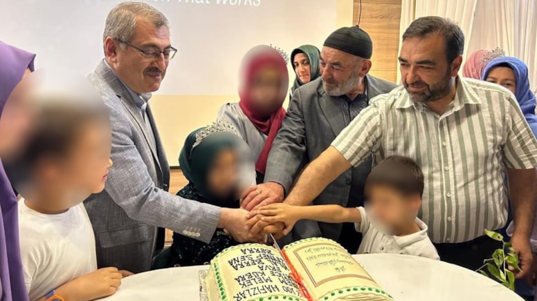 Hafızlık töreninde Kuran-ı Kerim tasarımlı pasta kestiler