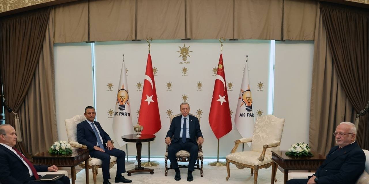 Özel, Erdoğan'la görüşmesinde oturma düzeninden memnun kalmadı