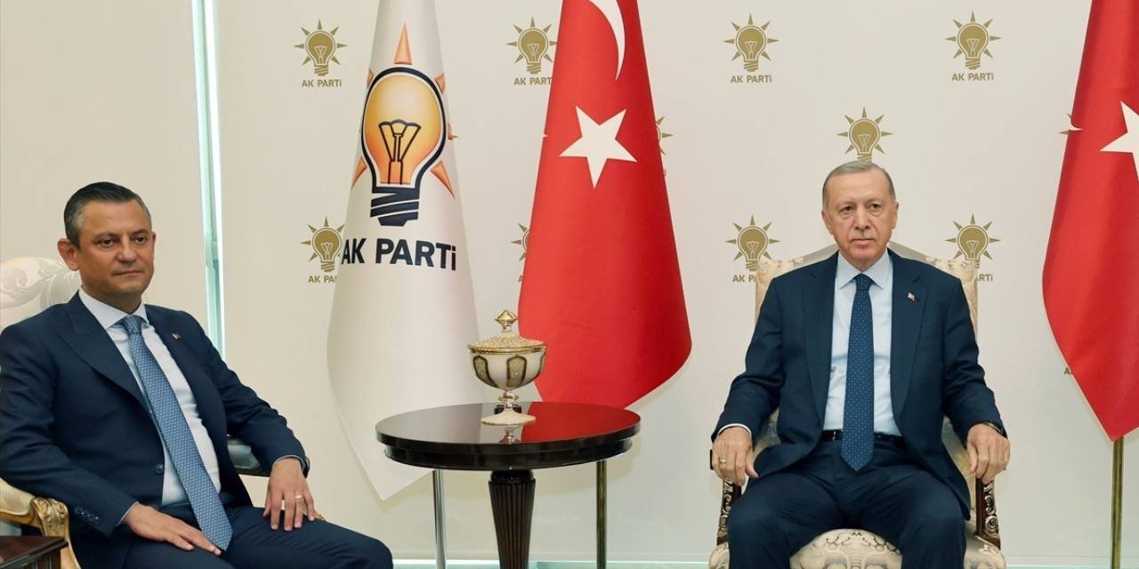 Erdoğan-Özel görüşmesinde oturma düzeni tartışması: 'Sorun bu ucube sistemde'