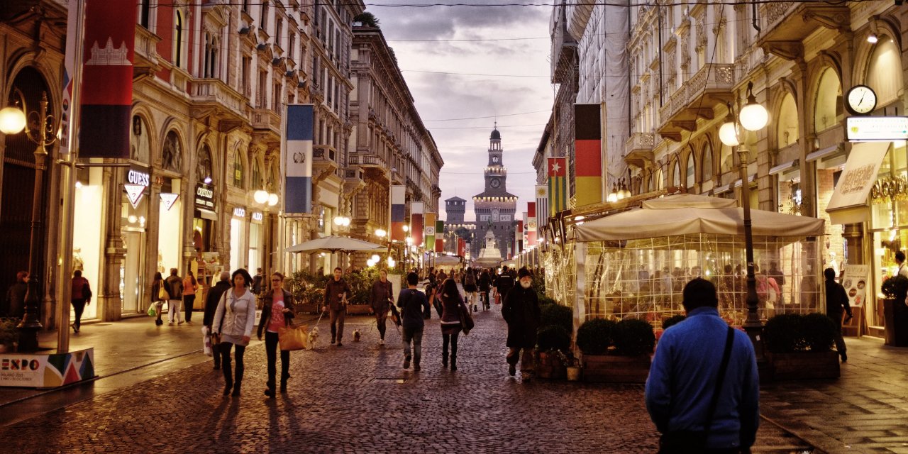 Milano'da gece hayatına düzenleme: Turistik noktalarda cam ve teneke ambalajda içecek satışı yasaklandı