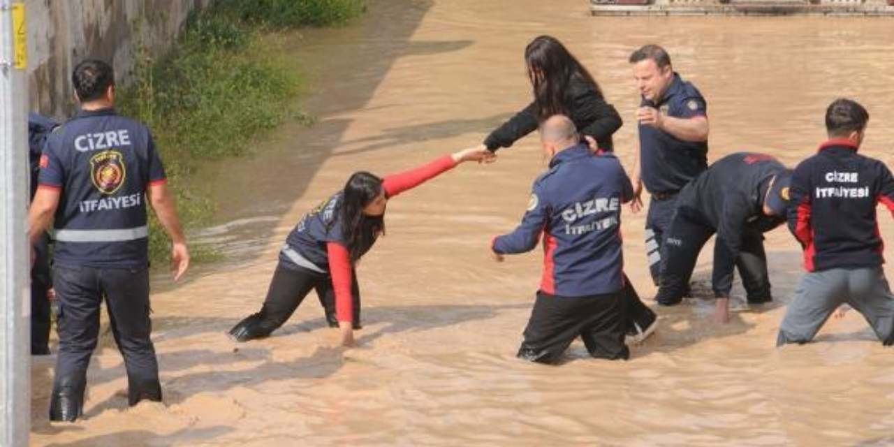 Şırnak'ta sel sularına kapılan 1'i çocuk 2 kişiyi çevredekiler kurtardı