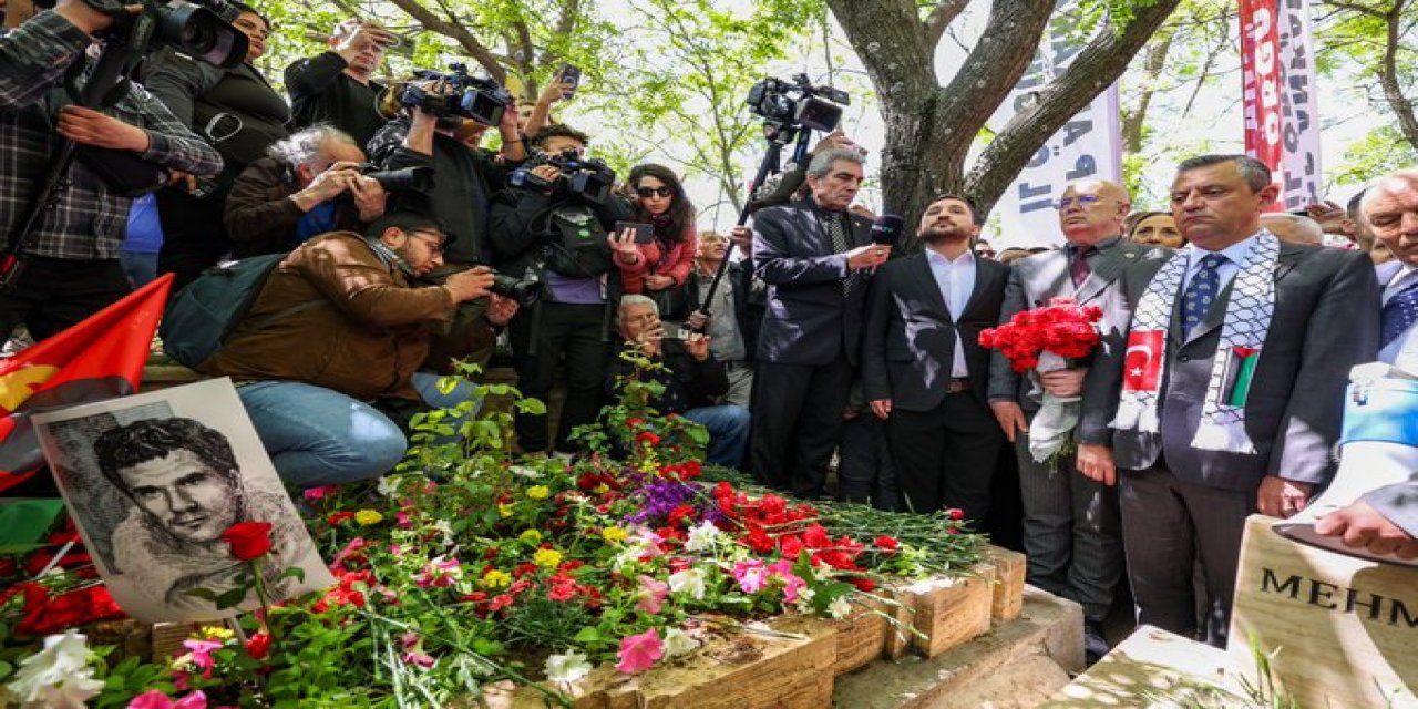 Özgür Özel ve CHP’liler 3 Fidan'ı anmak için mezarlıkta