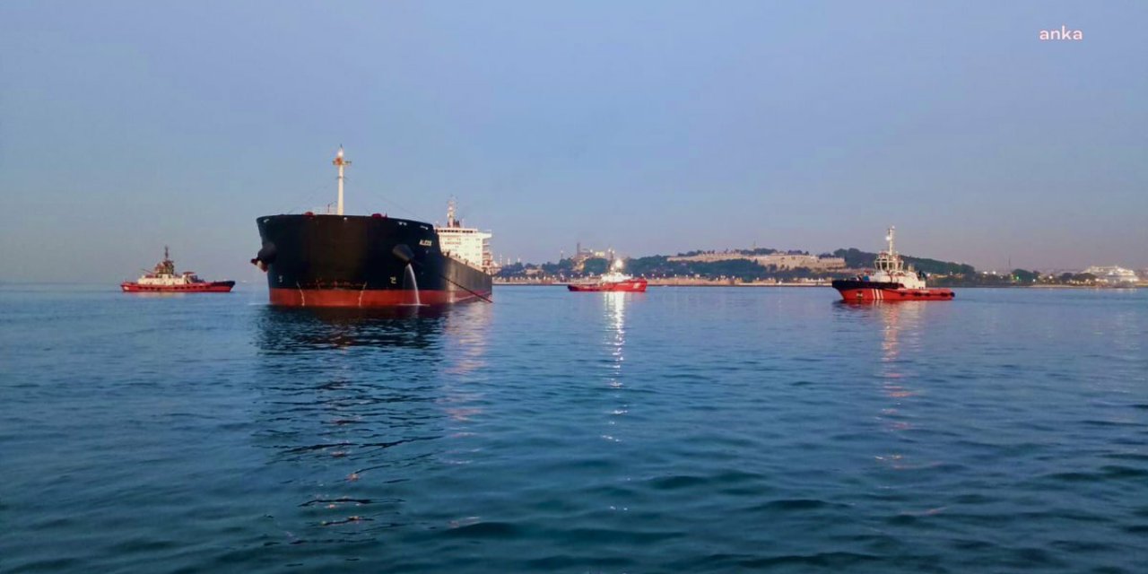 İstanbul'da kuru yük gemisi karaya oturdu: Boğaz çift yönlü kapatıldı