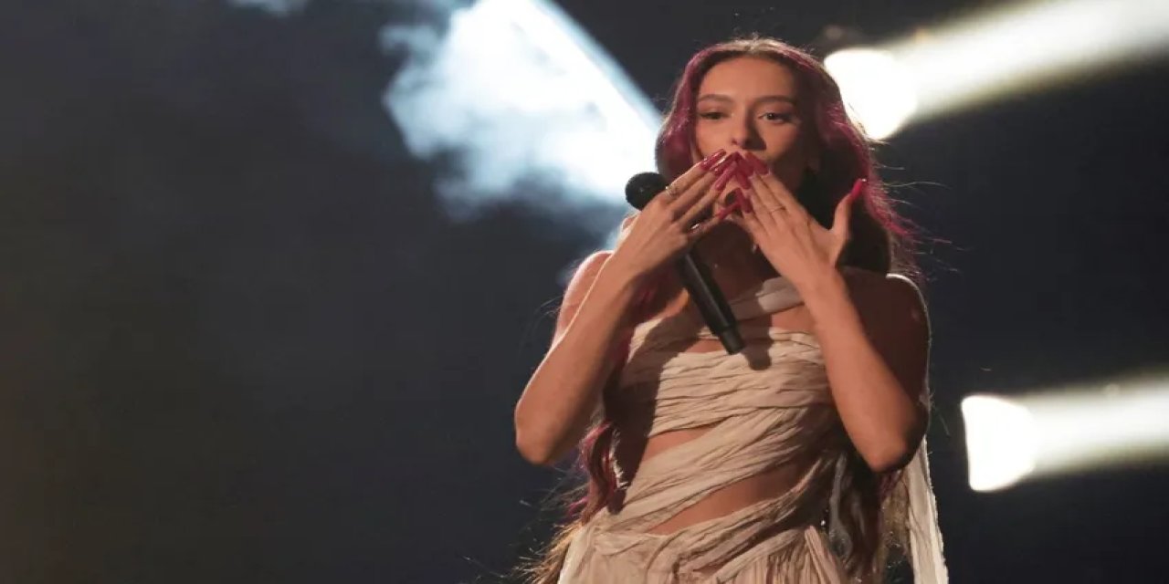 Eurovision'da İsrail protestosu: Şarkıcı 'Özgür Filistin' sloganlarıyla bastırıldı