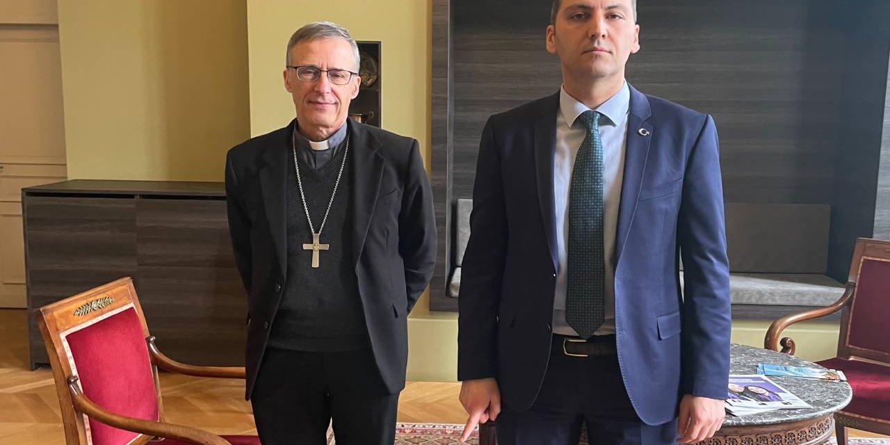 Katolik din adamını ziyaret eden diplomat "şehadet işareti" yaptı