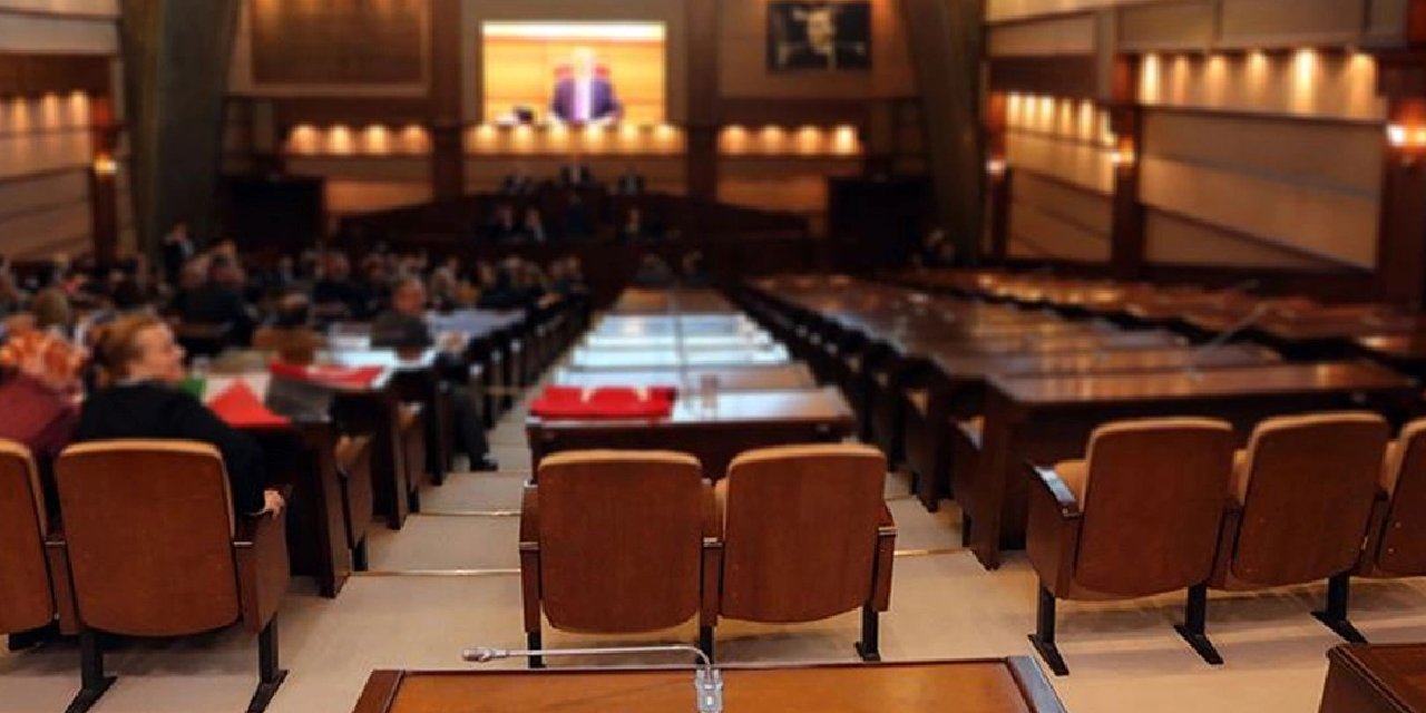 İBB Meclisi'nde 'Deniz Gezmiş' gerginliği: CHP'liler anma konuşması yaptı, AKP ve MHP karşı çıktı