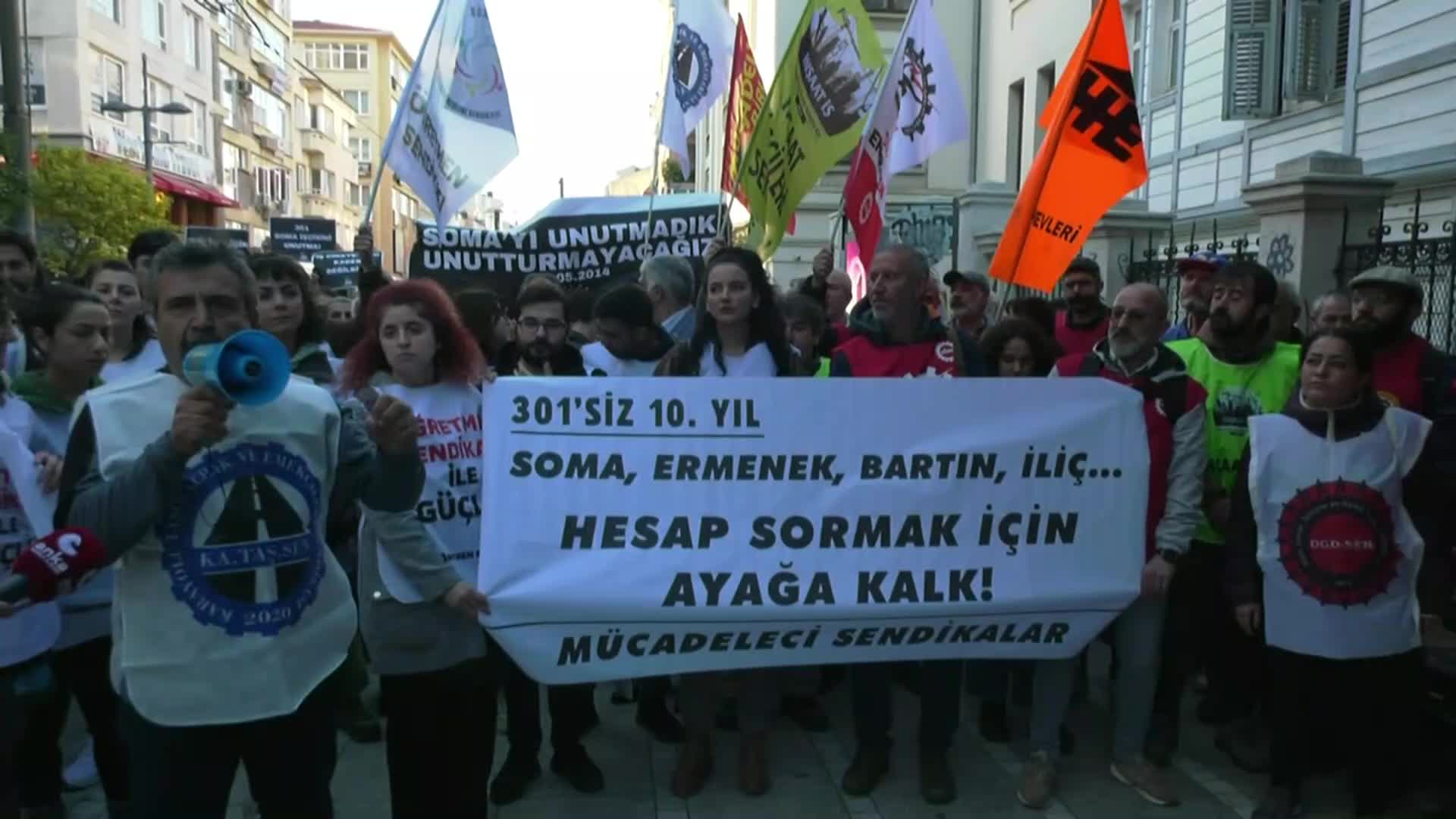 Sendikalar 301 madenciyi Kadıköy'de andı: Hesap sormak için ayağa kalk