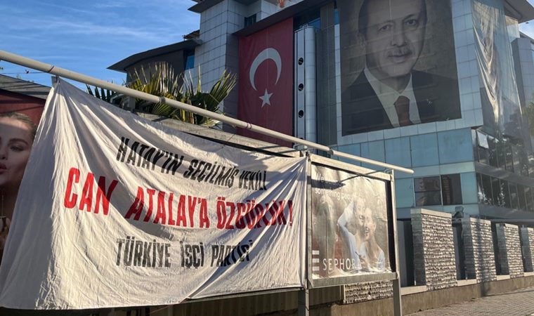 AKP il binası önüne Can Atalay pankartı asıldı
