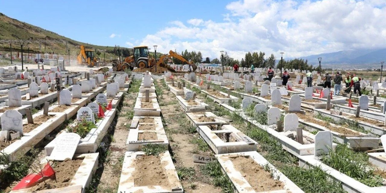 Hatay’da şiddetli yağış deprem mezarlığına zarar verdi