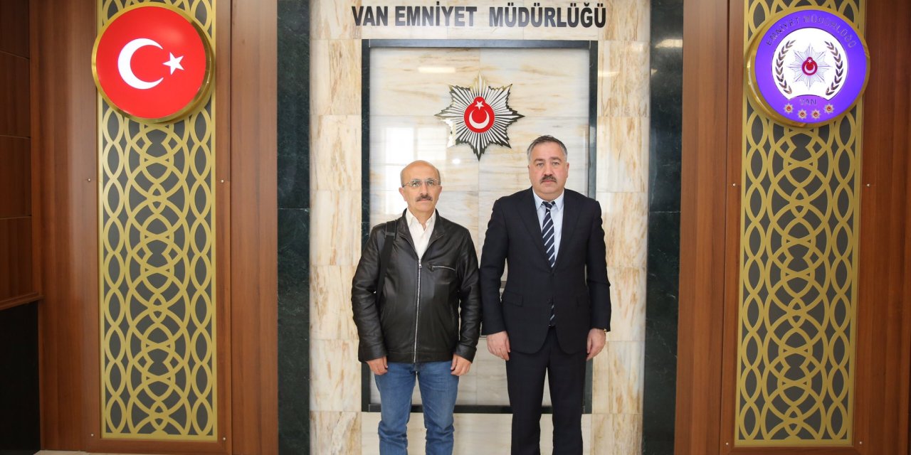 Van İl Emniyet Müdürü, kayyımların para akıttığı Van Posta Gazetesi sahibi Ziya Türk ile fotoğraf çektirdi