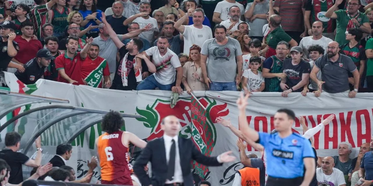 Galatasaraylı basketbolcu taraftara el hareketi yaptı; salon birbirine girdi