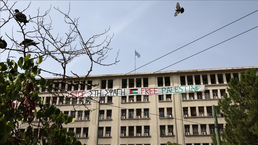 Yunanistan'da bakanlık binasına Filistin bayrağı asıldı