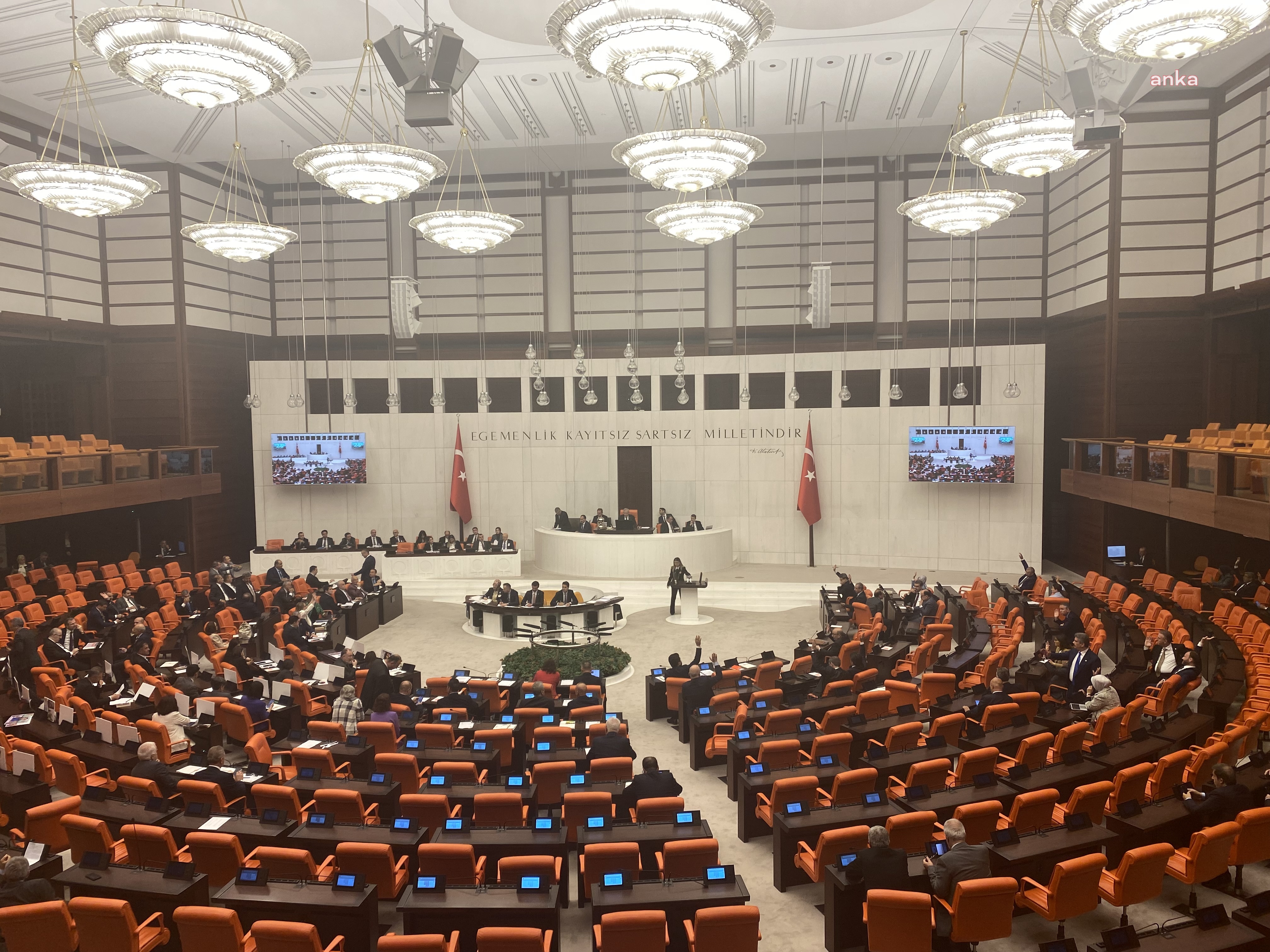 DEM Parti, 6-8 Ekim olaylarına ilişkin verdikleri önergenin oylanmadan reddedilmesini protesto etti