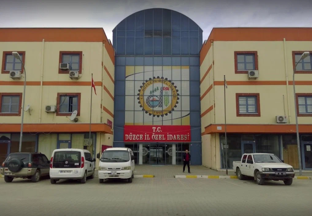 Kadınlar tuvaletinde kapı altından fotoğraf çeken polis açığa alındı