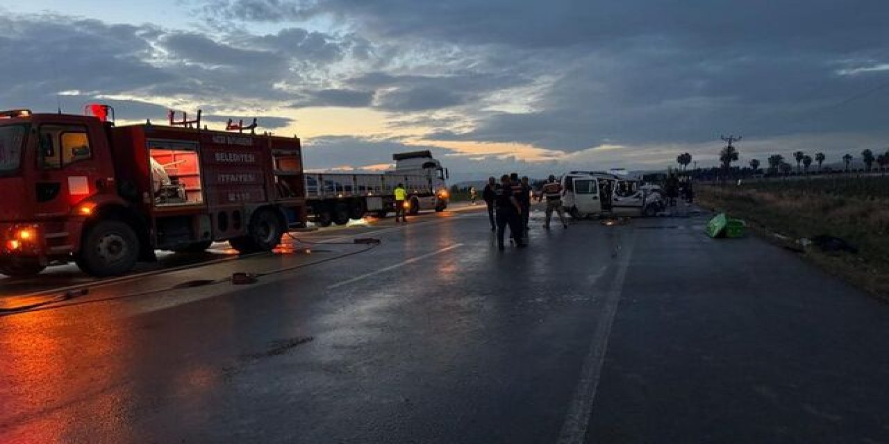 Hatay'da iki otomobil çarpıştı: 5 ölü