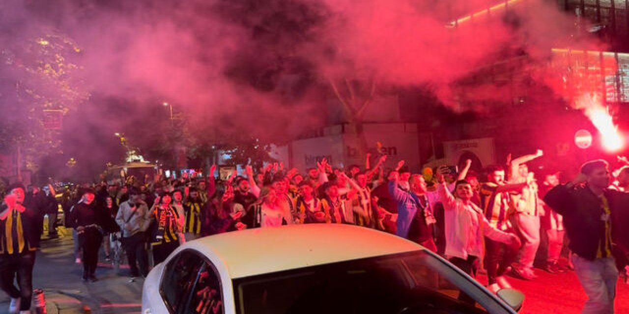 Bağdat Caddesi’nde Galatasaray taraftarlarının araçlarına saldırı