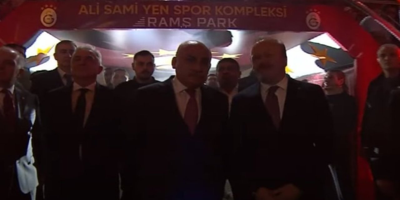 Galatasaray taraftarı TFF Başkanı Büyükekşi'yi protesto etti