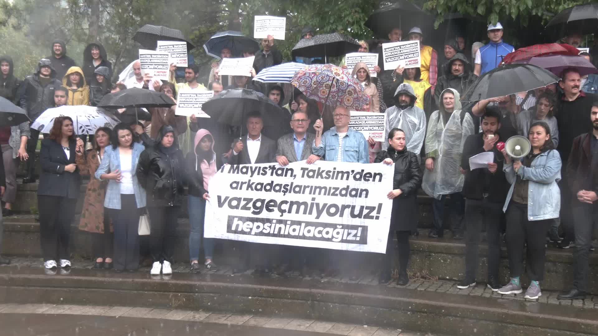 1 Mayıs tutuklularının aileleri TBMM önünde toplandı