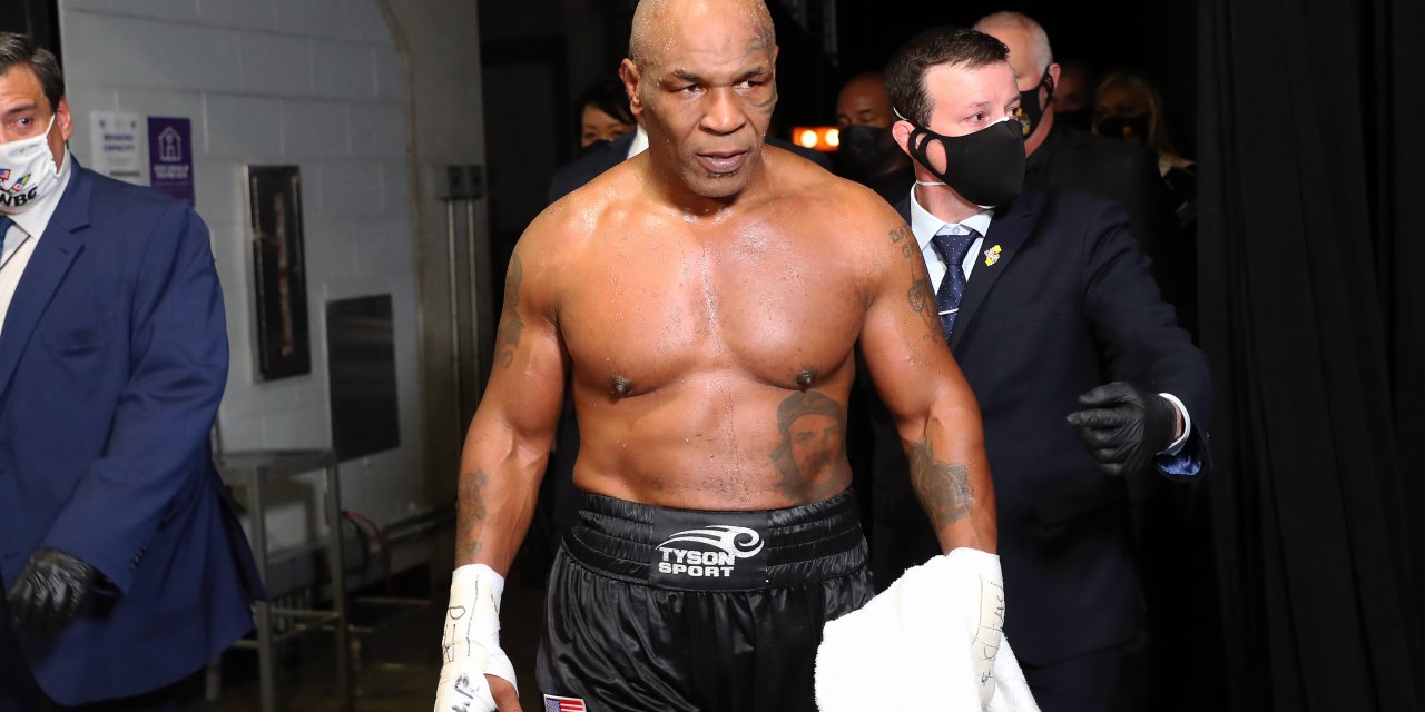 Boksör Mike Tyson uçakta rahatsızlandı