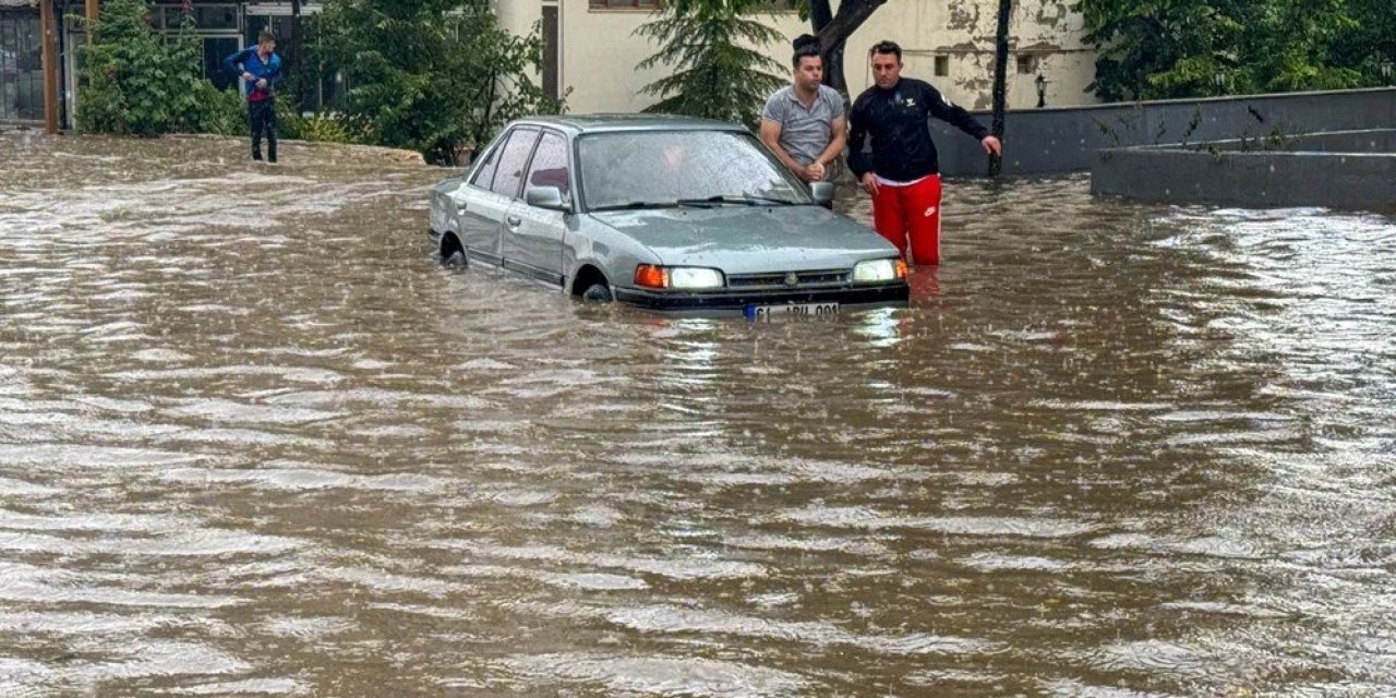 Uşak'ta sağanak ve dolu: Ev ve iş yerlerini su bastı