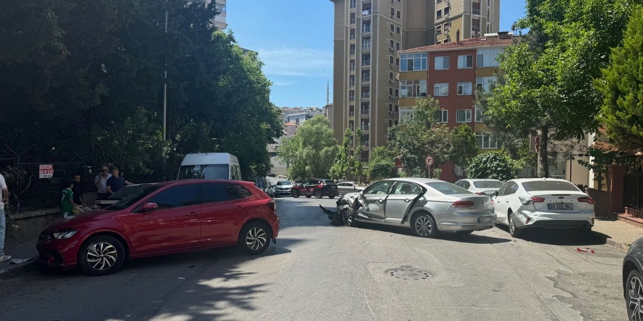 Sabah sarhoş olan sürücü Kadıköy'de 3 araca çarptı