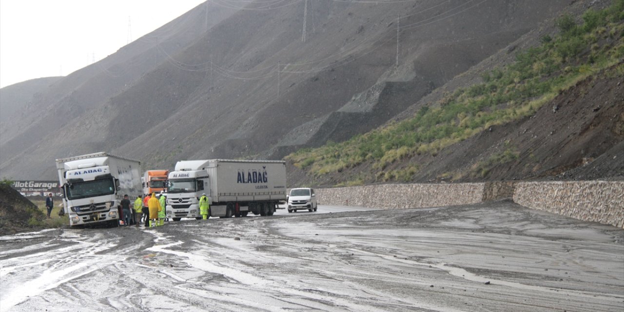 Erzincan-Sivas kara yolunda heyelan: Yol ulaşıma kapandı