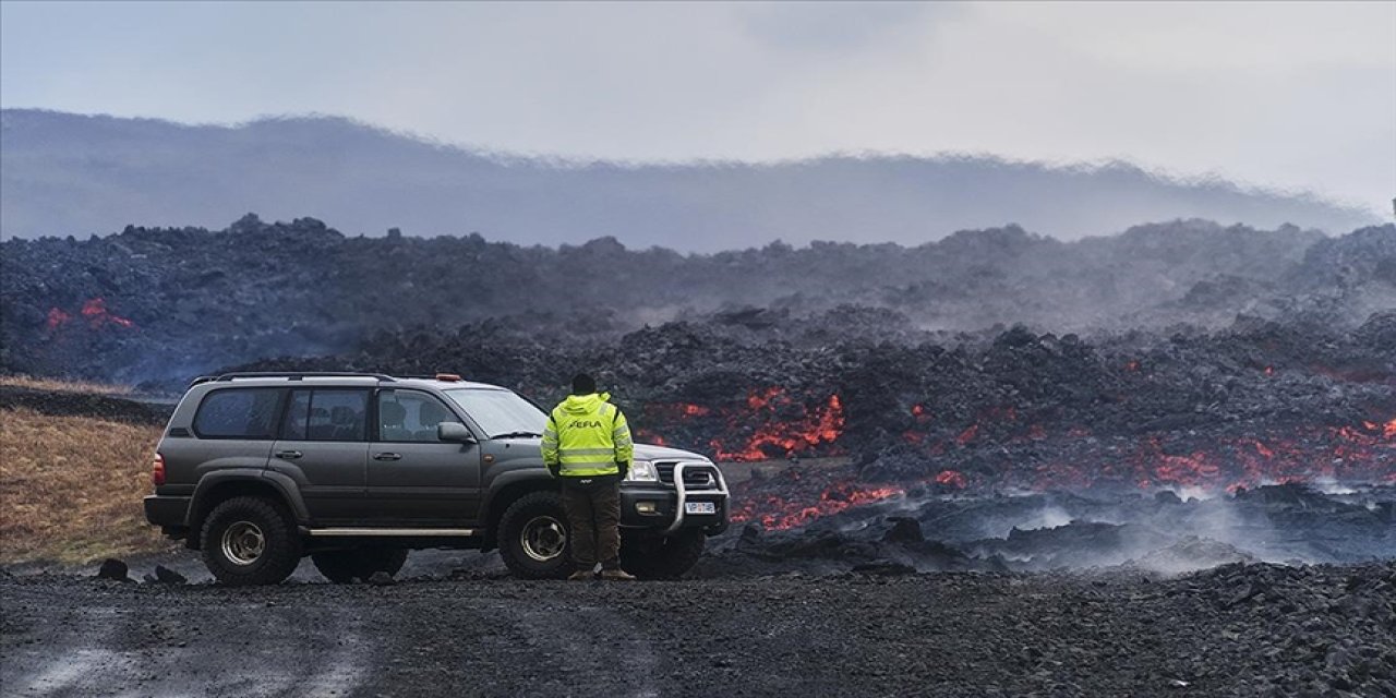 İzlanda'da aktif yanardağdan fışkıran lav bir yolu kapattı