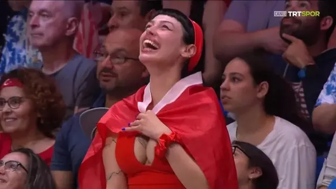 Voleybol maçında gündem olan kadın taraftar konuştu
