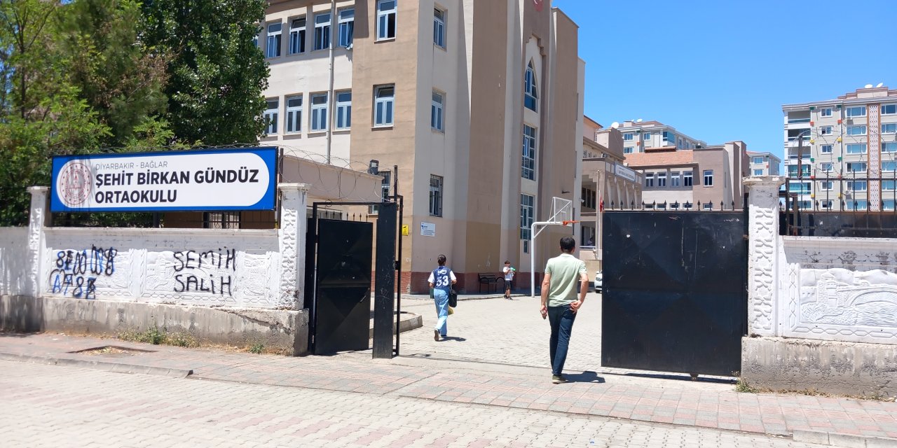 Kız öğrenci okul önünde bıçaklandı