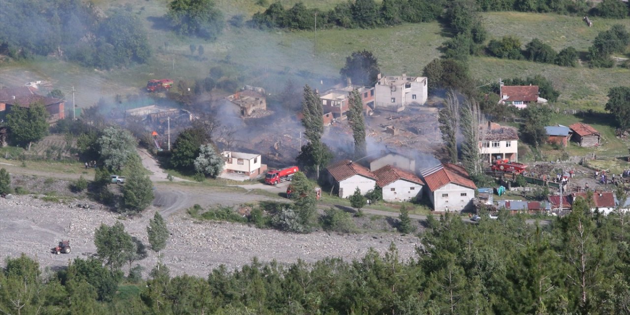 Kastamonu'nun Susuz Köyü'nde çıkan yangında 11 ev yandı