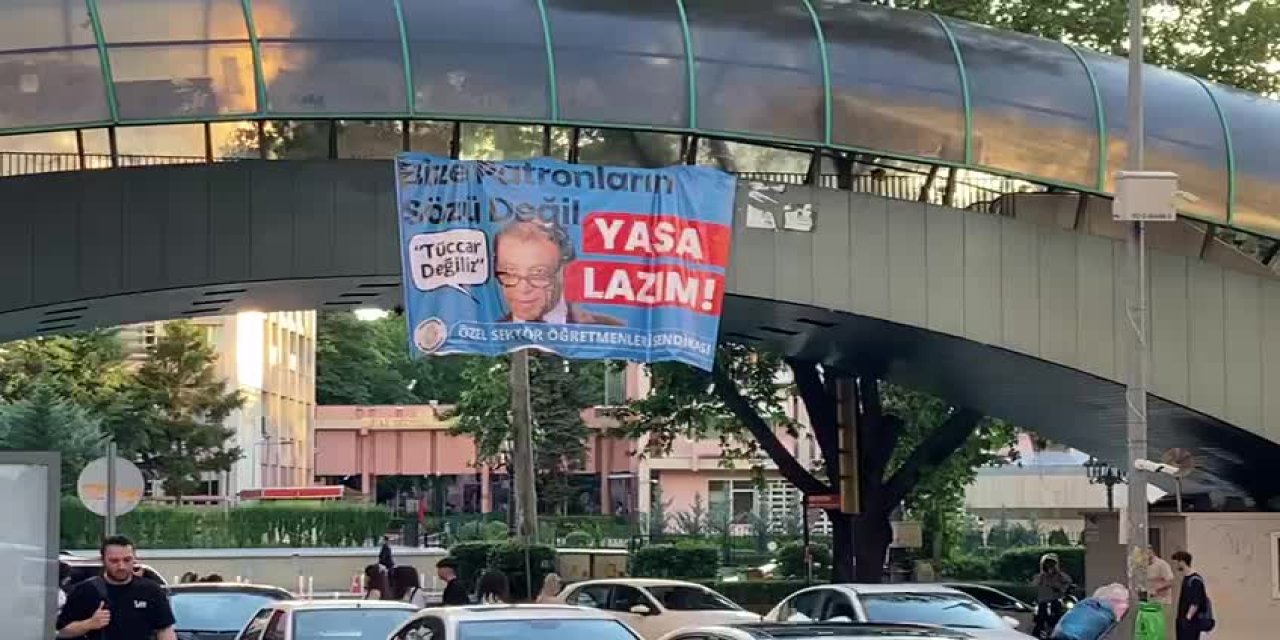 Öğretmenlerden Bakan Tekin'e "Mahmut Hoca" pankartıyla protesto