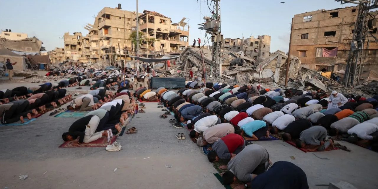 Gazze'de abluka altında bayram sabahı: Enkaz arasında namaz kıldılar