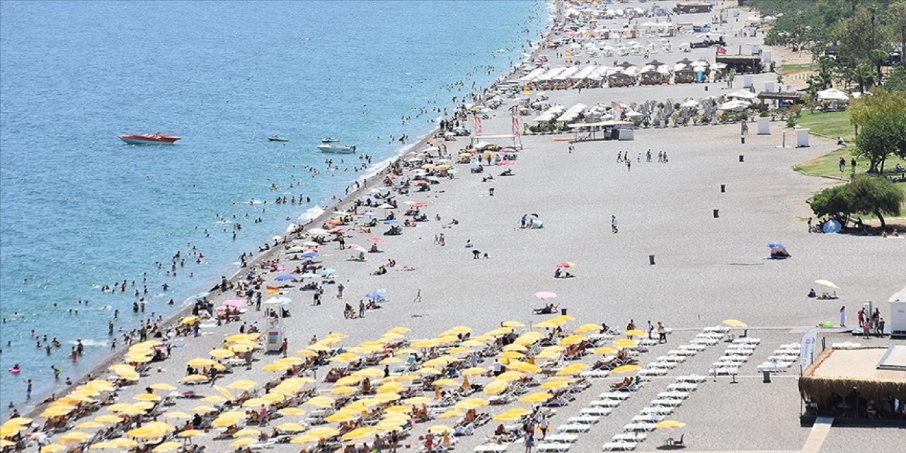 Antalya'da Kurban Bayramı'nın ilk gününde sahillerde yoğunluk oluştu