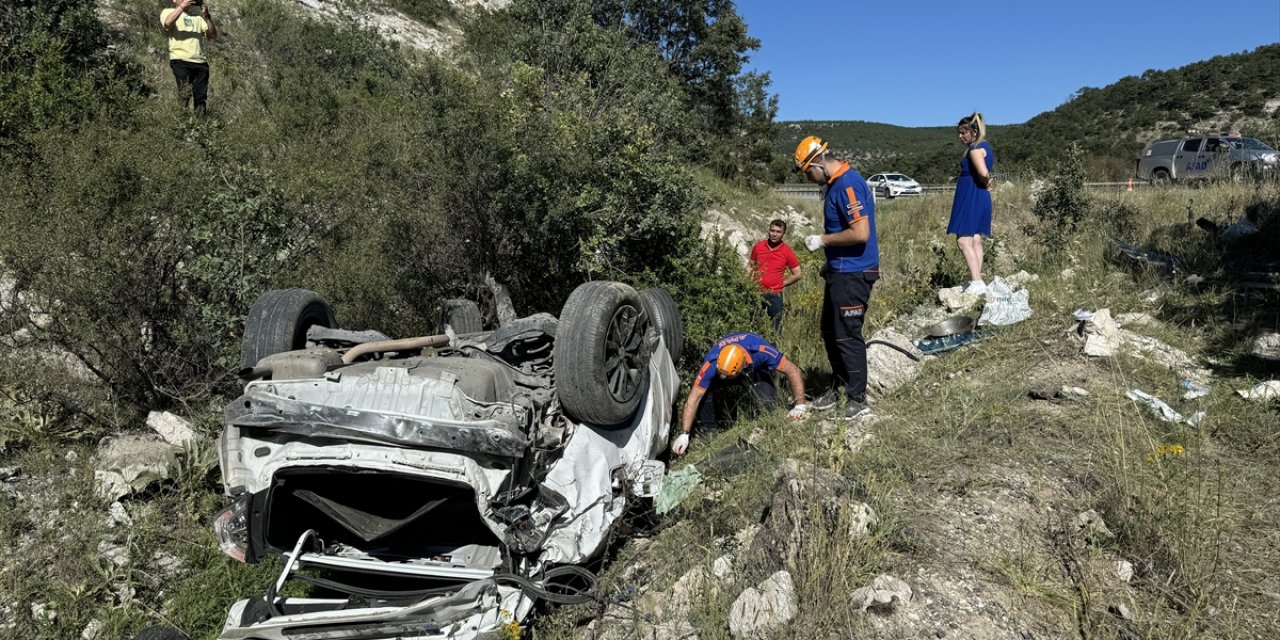 Kütahya'da otomobil şarampole devrildi: 6 yaralı