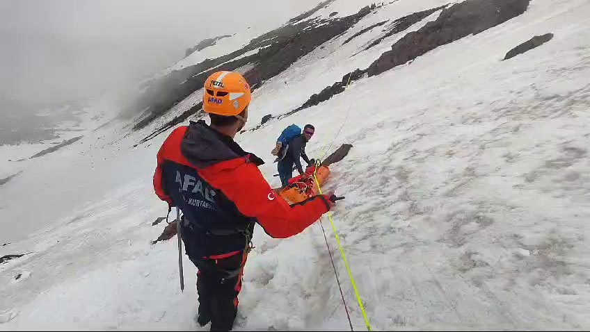 Ağrı Dağı'nda ölen dağcının cenazesi 5 gün sonra indirildi