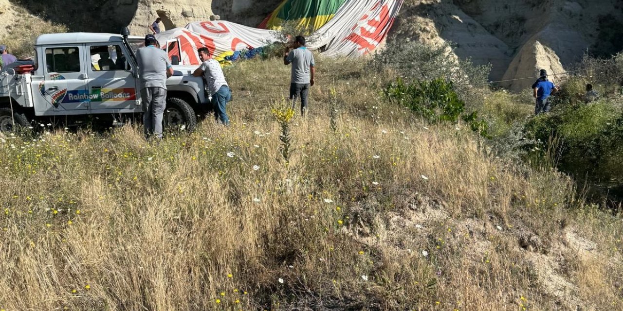 Kapadokya'da sıcak hava balonu kayalıklara sıkıştı: 22 kişi kurtarıldı