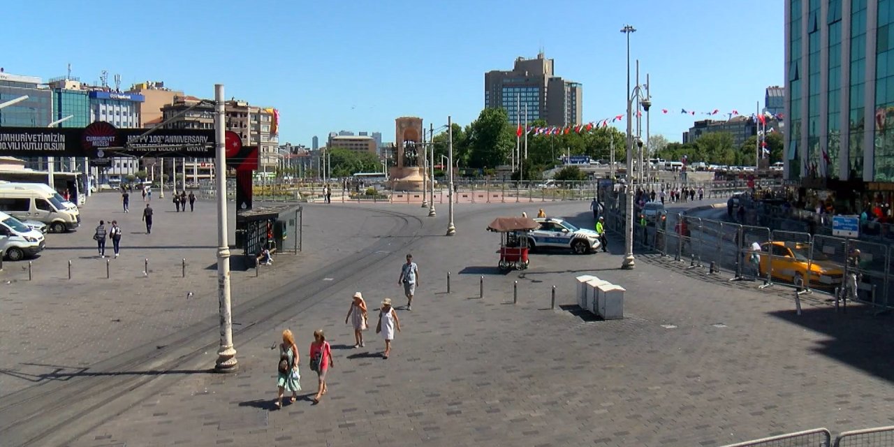 Taksim Meydanı yaya geçişlerine kapatıldı