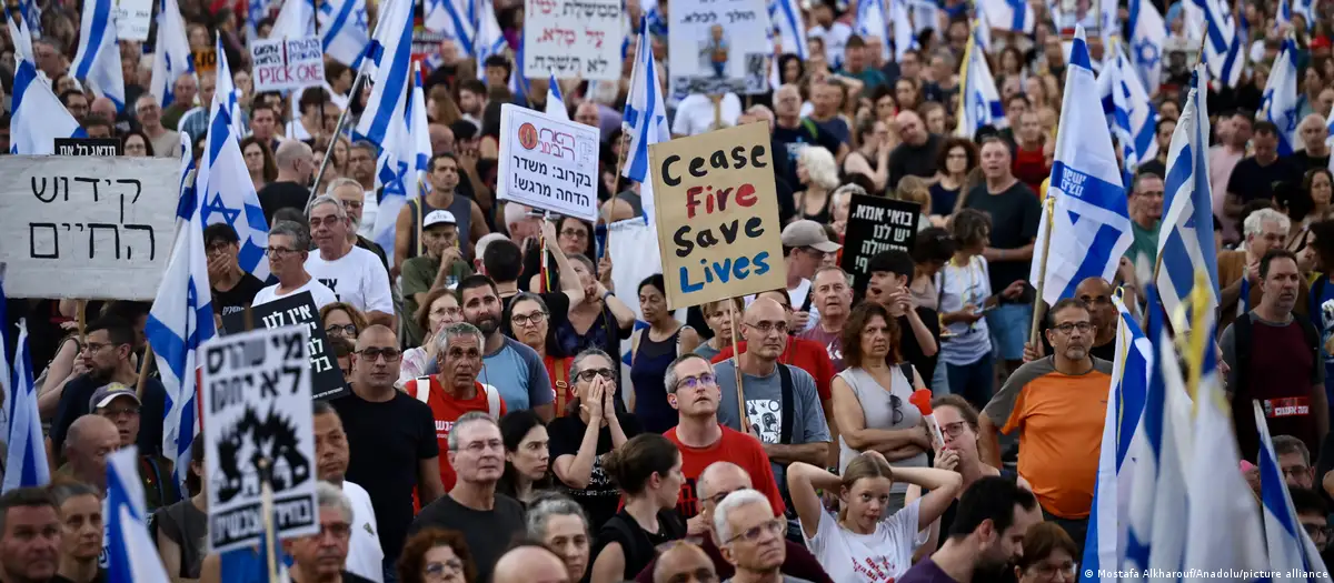 On binlerce kişi Netanyahu hükümetini protesto etti